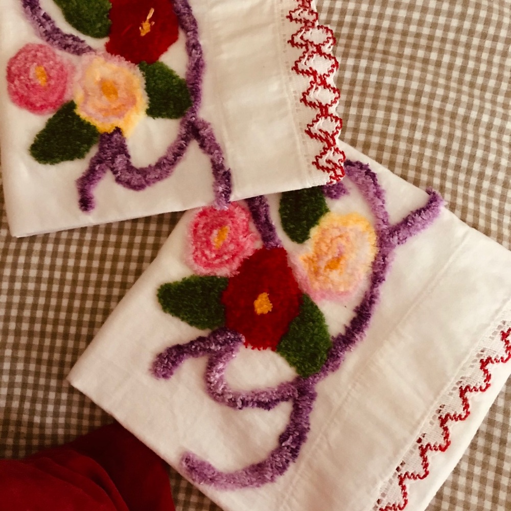 Vintage | Floral Embroidered Standard Pillowcases - Picture 4 of 6